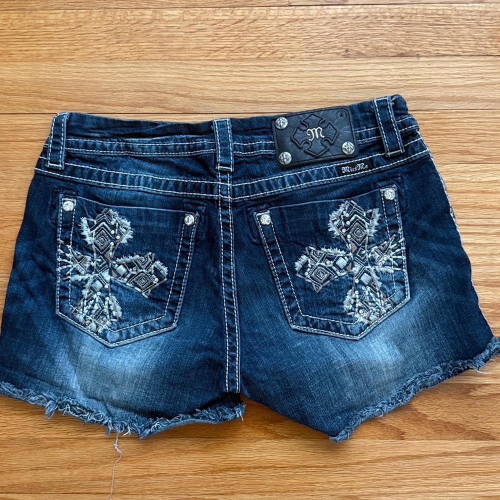 Miss Me Cross Bling Pocket Denim Shorts flaw read